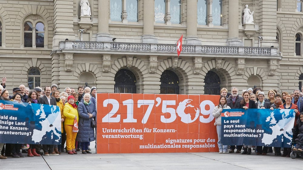 Übergabe der Unterschriften für Konzernverantwortung © konzernverantwortung.ch