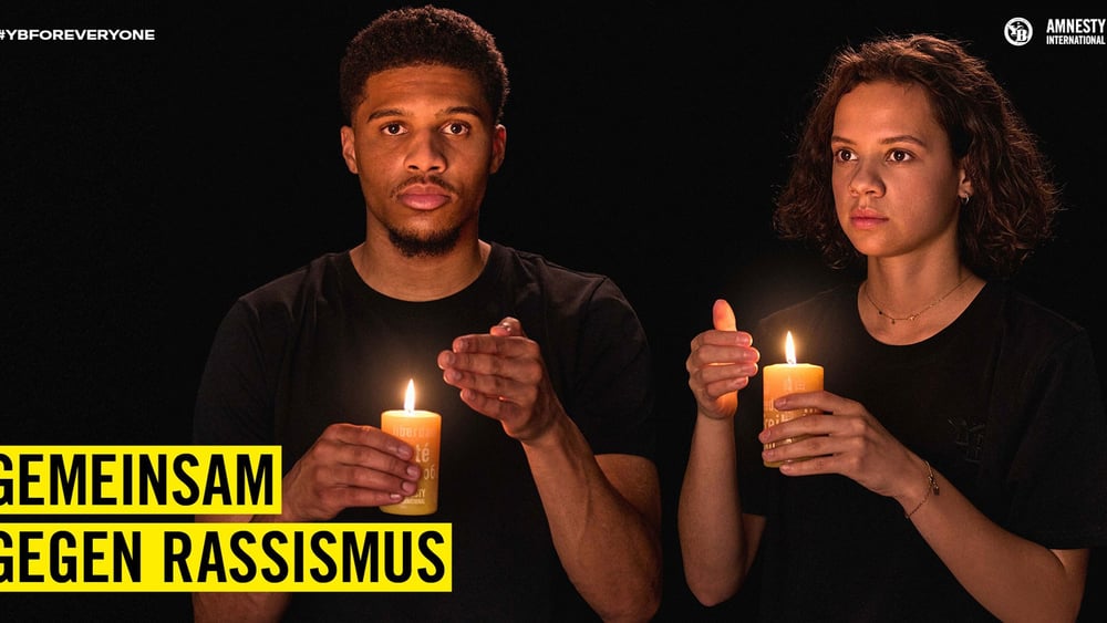 Die Spieler*innen Aurèle Amenda von der 1. Mannschaft der Herren und Iman Beney vom YB Frauen-Team. © Amnesty International / BSCYB