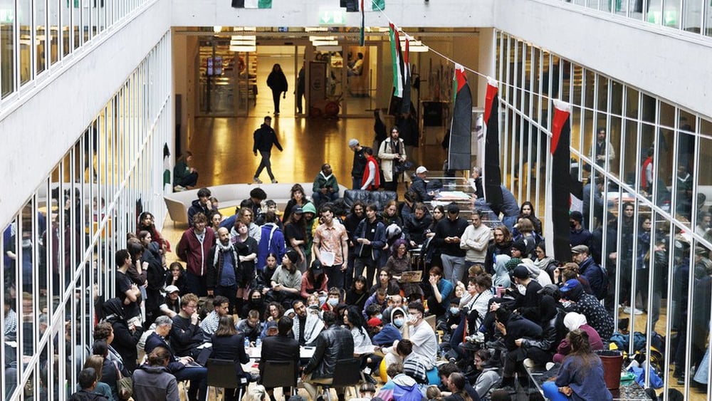 Die Demonstrationen an Schweizer Universitäten, wie hier in Lausanne, sollten nicht durch repressiven Massnahmen seitens der Universitäten behindert werden. © Keystone, Noemi Cinelli