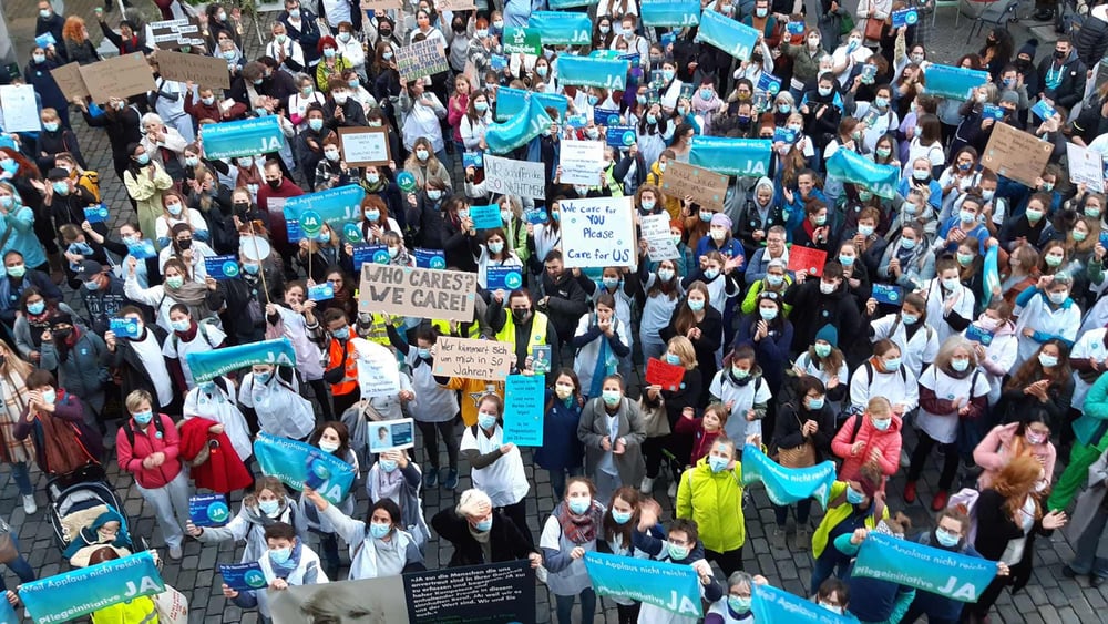 Kundgebung vom Schweizer Berufsverband für Pflegefachpersonal am 21. Oktober in Bern. © Daniela Enzler