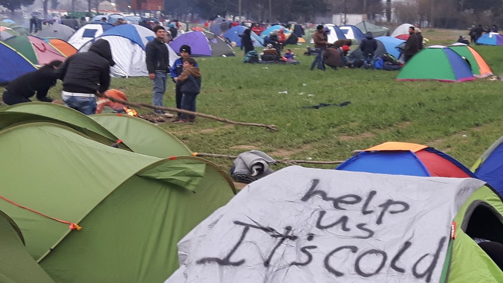 Flüchtlinge, die die Hoffnung hatten, nach Europa zu gelangen und Asyl zu erhalten, sitzen nun in Kälte und Regen an der Grenze fest © Amnesty International