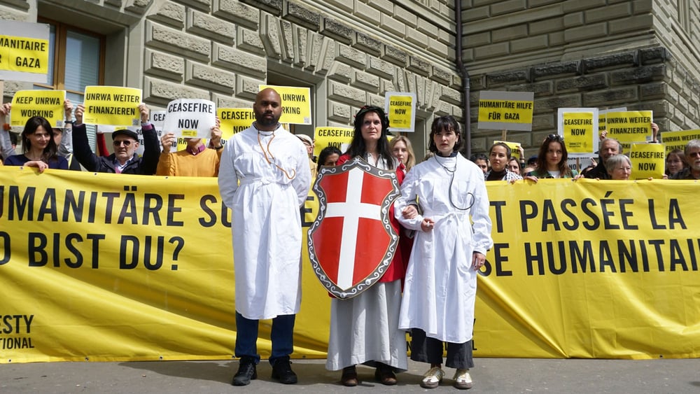 Am 29. April wurde die Petition mit mehr als 45'000 Unterschriften der Bundeskanzlei übergeben. Die Petition fordert einen Waffenstillstand und die Fortführung der Unterstützung der UNRWA durch die Schweiz. © Amnesty Schweiz