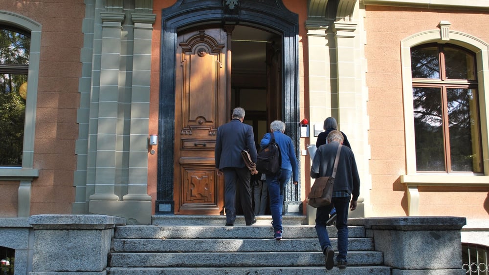 Anni Lanz und ihr Anwalt beim Betreten des Kantonsgerichts in Sitten am 21. August 2019 © Amnesty International