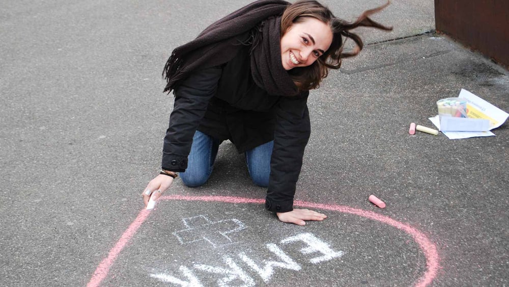Junge Aktivistinnen bei einer Aktion für die EMRK und die Schweiz in Basel, 2017. © Amnesty International
