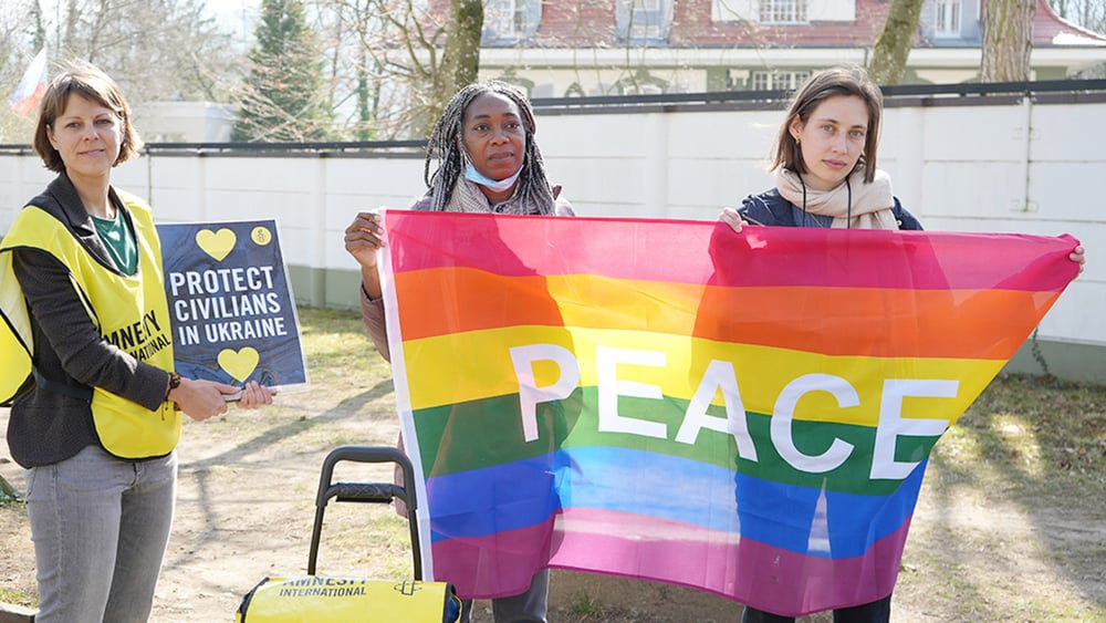 Übergabe einer Petition vor der russischen Botschaft in Bern, März 2022: Wegen dieser Aktion wurde eine Amnesty-Mitarbeitende gebüsst. © Amnesty International