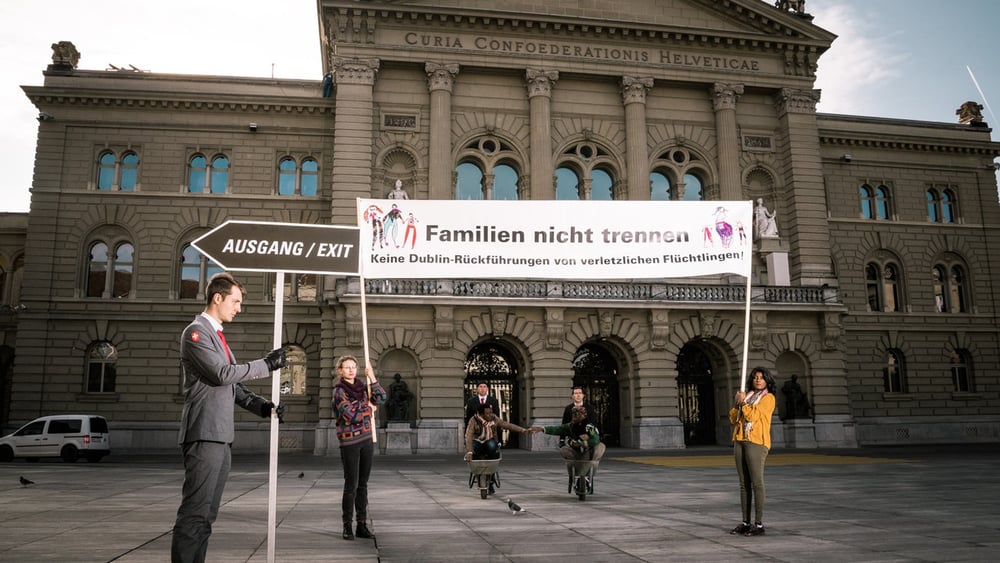 33'000 Unterschriften wurden am 20. November 2017 der Bundeskanzlei übergeben, mit der Aufforderung, die Dublin-Verordnung humaner anzuwenden. © bygabee.com