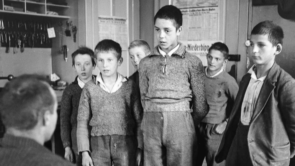 Buben vor dem Heimleiter. Knabenerziehungsheim Oberbipp. Paul Senn, FFV, Kunstmuseum Bern. Dep. GKS. © GKS