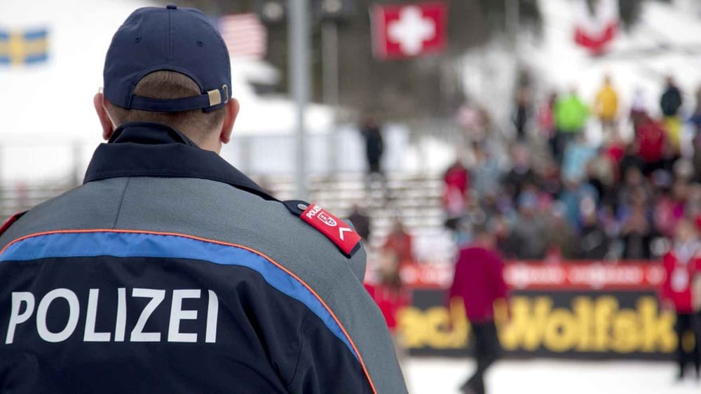 Dass die Polizei künftig gegen 13-jährige Kinder mit Massnahmen wie Kontaktverboten, Rayonverboten oder elektronischer Überwachung vorgehen kann, ist aus kinderrechtlicher Sicht nicht akzeptabel. © KarolinaRysava / Shutterstock.com