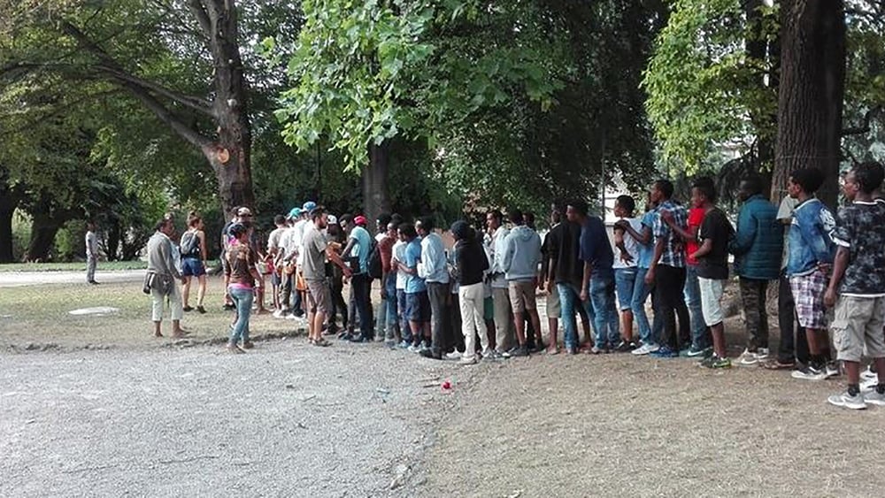 Migrantinnen und Migranten in Como an der Schweizer Grenze. © Elisa Maracani, AI Italie