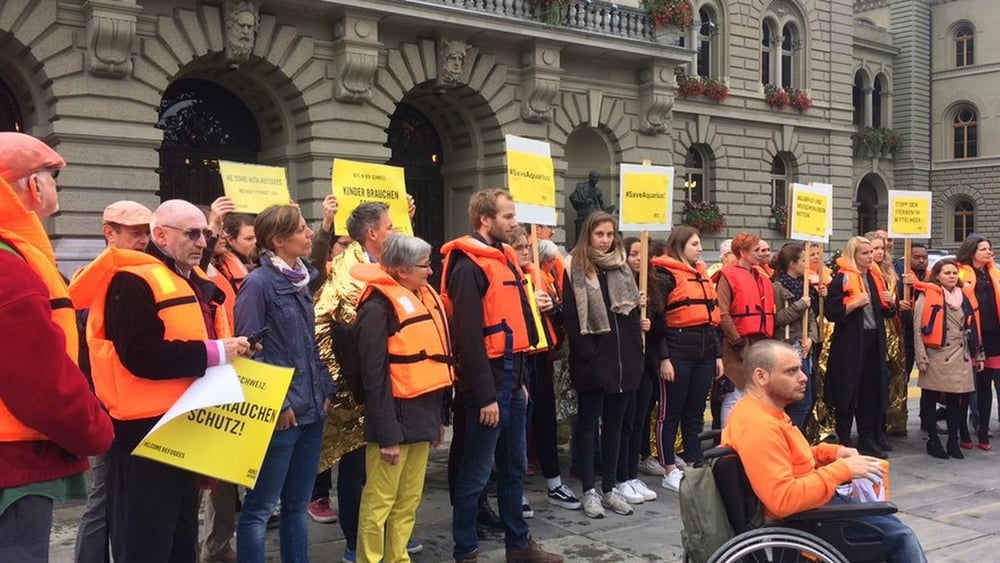 Petitionsübergabe in Bern: Die Unterzeichnenden fordern den Bundesrat und das Parlament auf, das Rettungsschiff Aquarius unter Schweizer Flagge fahren zu lassen.  © AI