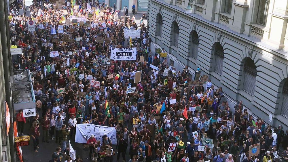 Die Kostenüberwälzung für Polizeieinsätze auf die OrganisatorInnen von Demonstrationen im Berner Polizeigesetz ist problematisch. © Amnesty International