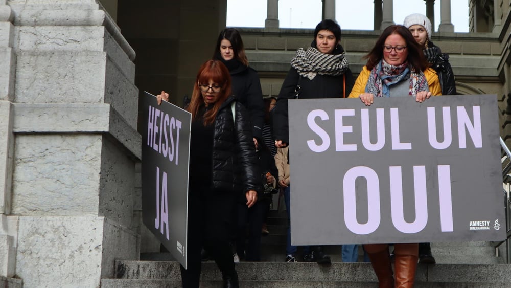 Amnesty-Aktivist*innen und Vertreter*innen von Organisationen von Betroffenen kehren am 21. November 2022 von der Übergabe der 40'000 Petitionsunterschriften für ein «Nur Ja heisst Ja» zurück. © Hüseyin Aydemir / Amnesty International Schweiz