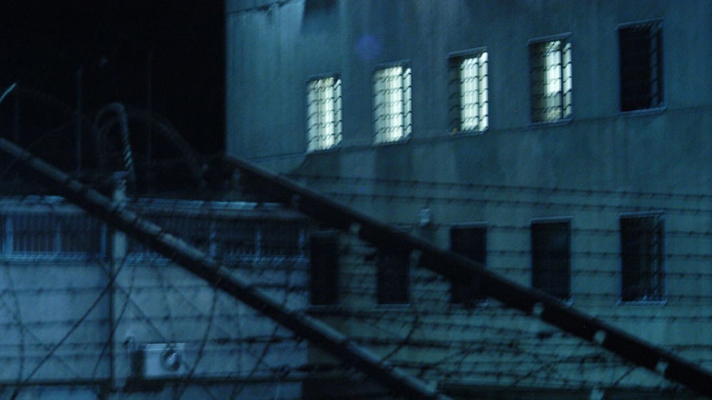 Die Eltern im Gefängnis, die Kinder fremdplatziert: Hartes Durchgreifen ohne Rücksicht auf das Kindeswohl. © matefine / shutterstock.com