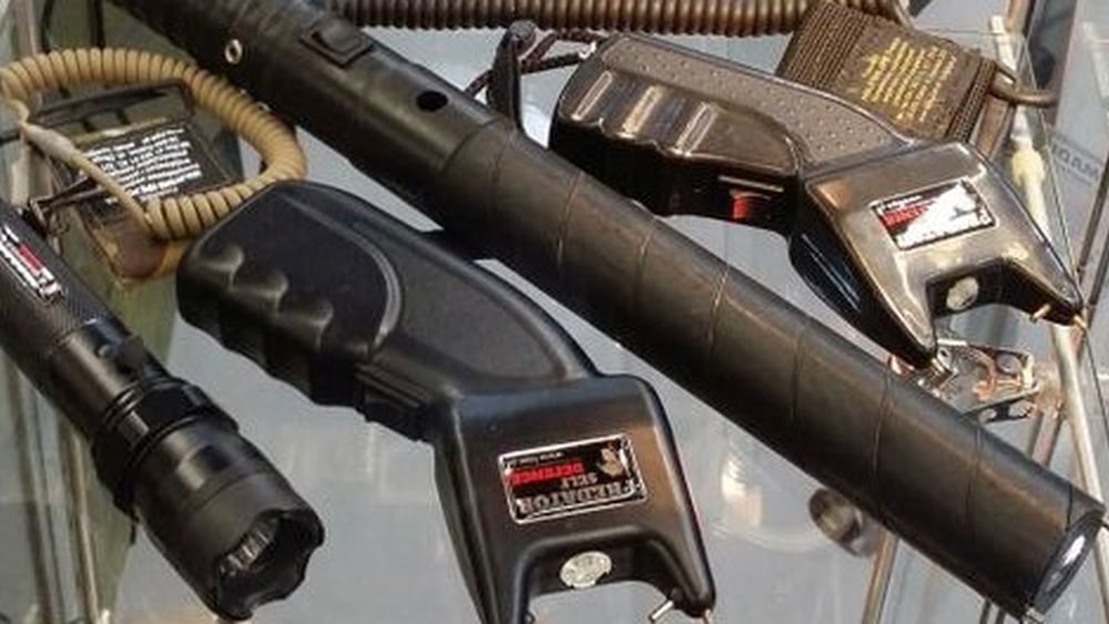 Elektroschocker und Schusswaffen an einer Waffenmesse in Deutschland. 	© Robin Ballantyne / Omega Research Foundation