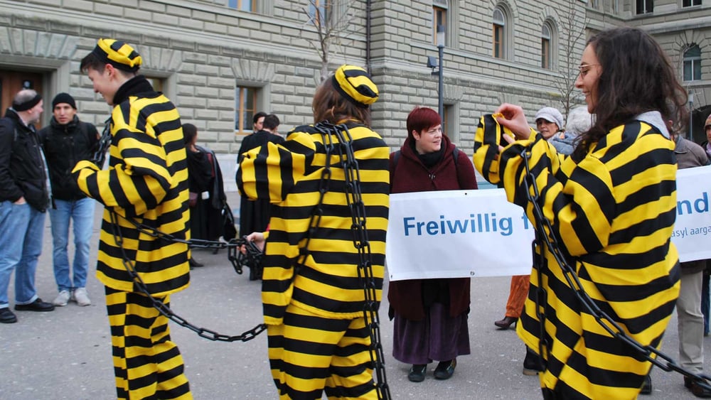 Beinahe tausend Menschen wurden 2018 in der Schweiz wegen Verstosses gegen Artikel 116 des Ausländer- und Integrationsgesetzes (AIG) verurteilt. © Amnesty International Schweiz