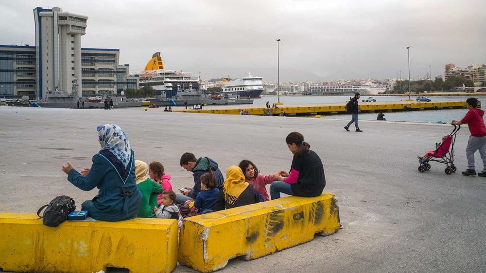 Die Asylgesetzrevision berücksichtigt die besonderen Bedürfnisse von unbegleiteten minderjährigen Asylsuchenden und von Familien mit Kindern.  © AI / Olga Stefatou