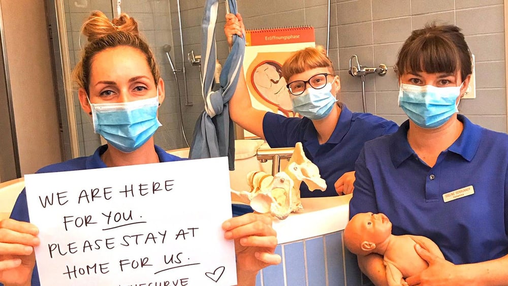 Hebammen in einem Gebärzimmer eines Schweizer Spitals , 20. März 2020. © Franziska Christen