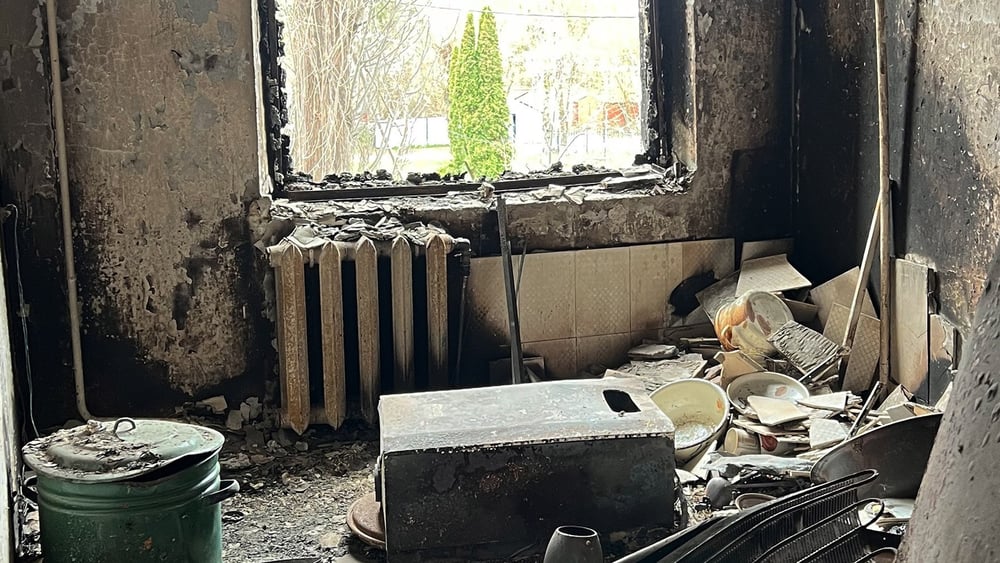 Ein zerstörtes Wohnzimmer im Gebäude 359 in Borodjanka, April 2022 © Amnesty International