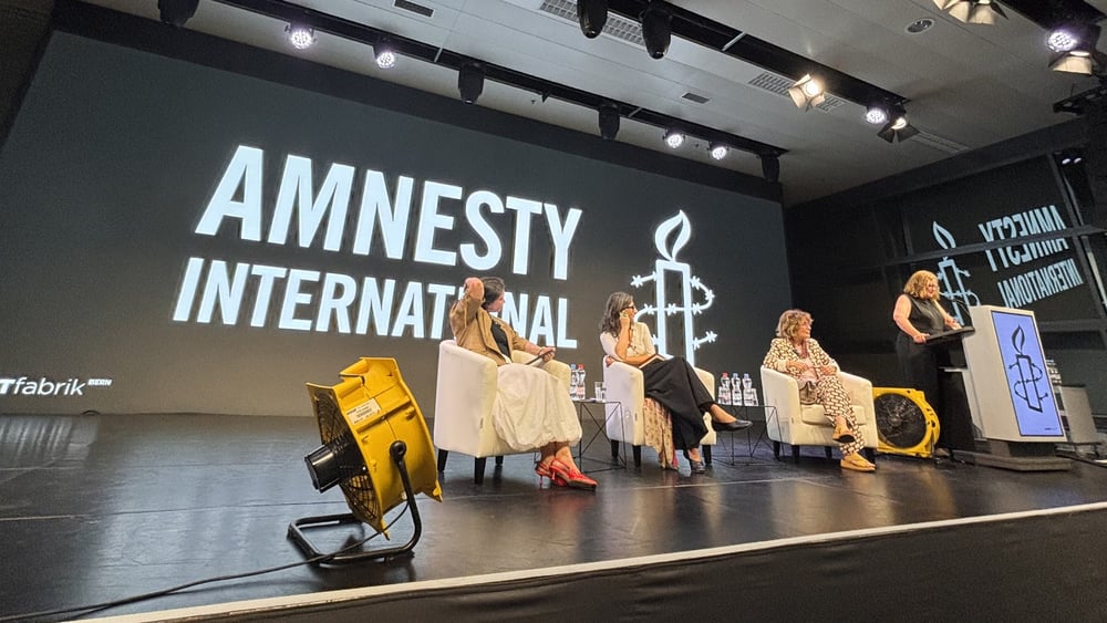 Nach der Absage durch die Uni Bern fand das Podium in der Event Fabrik in Bern statt © Amnesty International