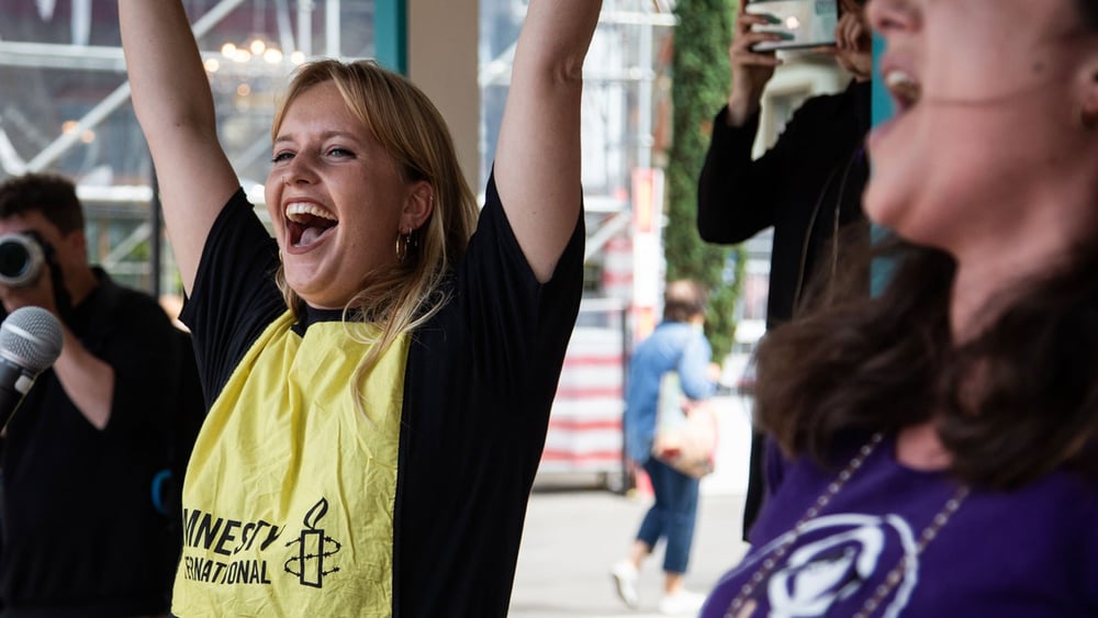 Eine grosse Zahl von Aktivist*innen und Organisationen kann sich nach langem Engagement über das positive Resultat im Nationalrat freuen. © Anne Gabriel Jürgens