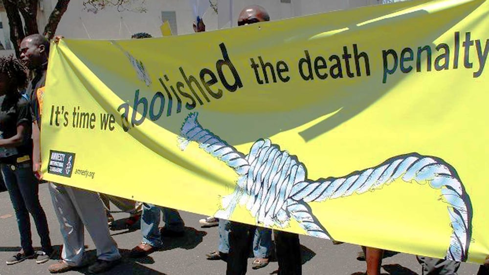 Aktivist*innen von Amnesty International Simbabwe marschierten schon 2013 durch die Hauptstadt Harare und forderten die Abschaffung der Todesstrafe in ihrem Land. An der Kundgebung unter dem Titel «Zeit für die Abschaffung der Todesstrafe» sprach auch Emerson Mnangagwa, der damals noch Justizminister war. © Amnesty International