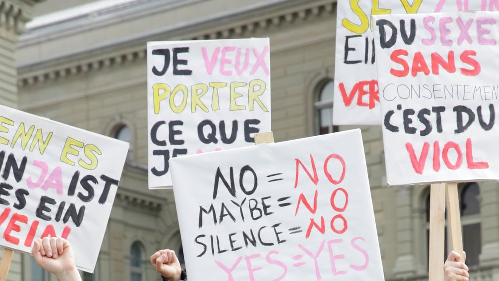 Nur ein Ja ist ein Ja: Wie in Slowenien und anderen europäischen Staaten, soll dies auch in der Schweiz im Gesetz verankert werden. Plakate der Kampagne für eine Zustimmungslösung im Sexualstrafrecht. © Amnesty International Schweiz