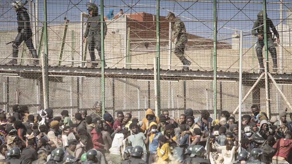 Verzweifelte Migrant*innen versuchten am 24. Juni aus Marokko in die spanische Enklave Melilla zu gelangen. Die Polizei setzte rohe Gewalt ein.© Javier Bernardo/AP/Alamy
