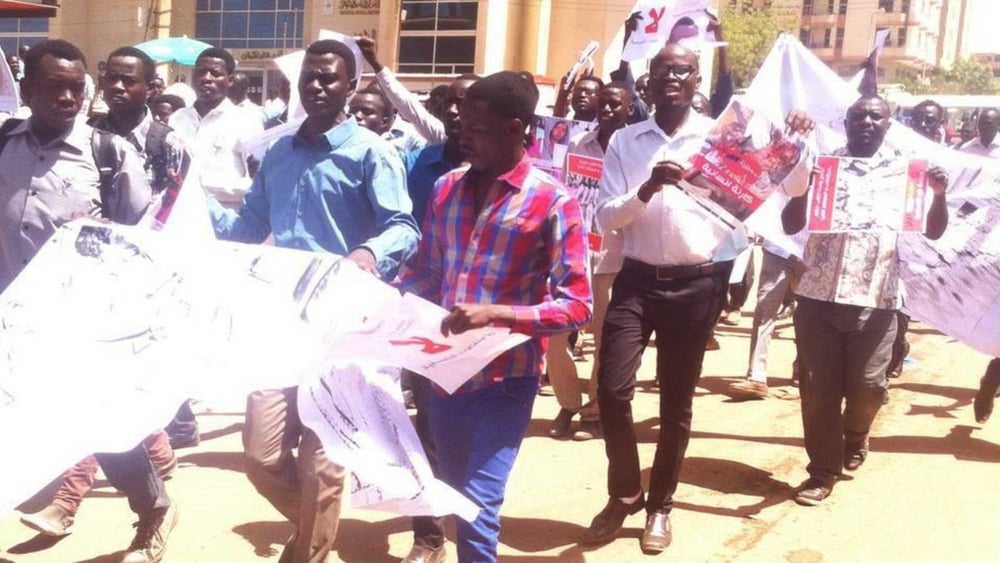 Studierende aus Darfur demonstrieren in Khartum gegen rechtswidrige Tötunge. © Darfur Students’ Association