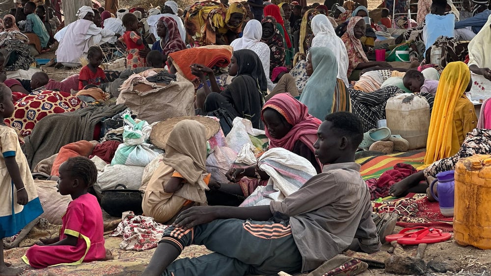 Erschöpft, nachdem sie unglaubliches Grauen überlebt haben: Zivilist*innen, die aus dem Lager Samsam flohen, auf einem offenen Feld in der Nähe der Stadt Tawila in der vom Krieg zerrütteten Region Darfur im Westen des Sudan. © AFP via Getty Images