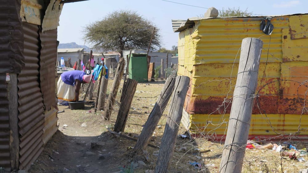 Die Lebensbedingungen der Arbeiterinnen und Arbeiter in Nkaneng, Marikana, sind nach wie vor hart. © Clare Fermont /Amnesty International