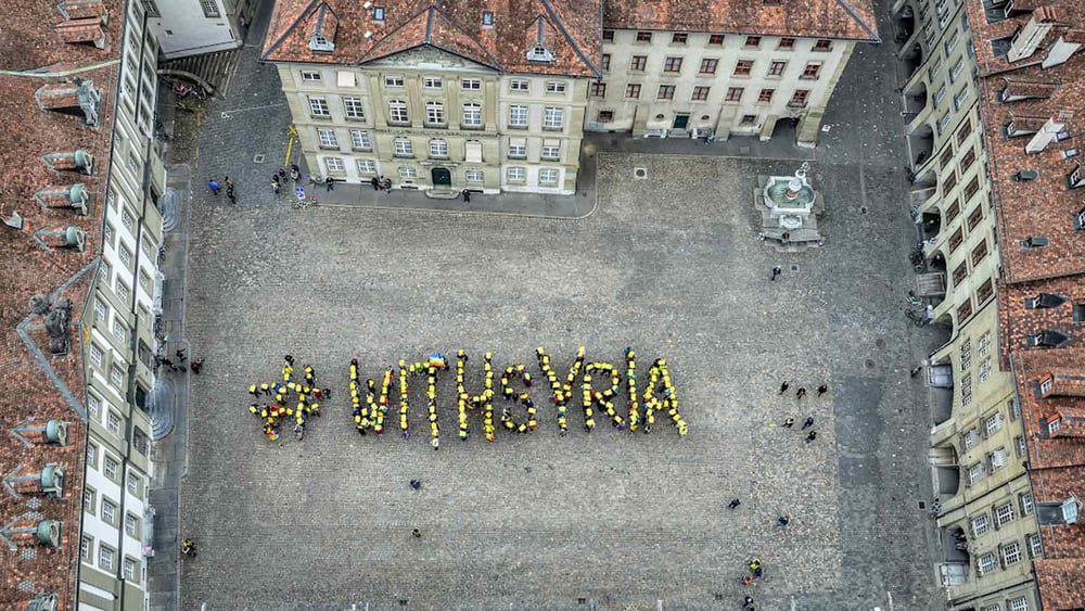 Zeichen gegen die Gewalt an der Zivilbevölkerung und gegen das Vergessen: #WithSyria. © Amnesty International / Philippe Lionnet