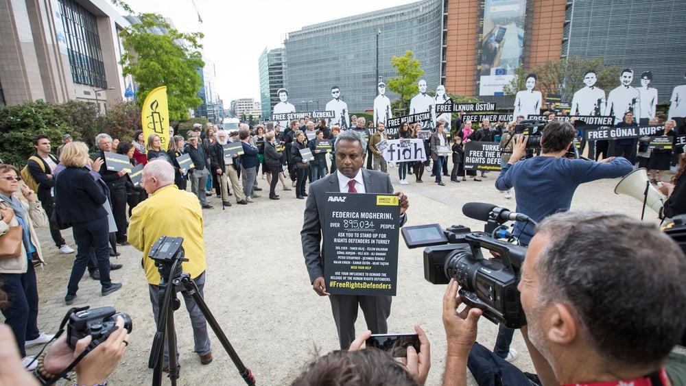 Salil Shetty demonstriert mit Aktivistinnen und Aktivisten vor dem Europäischen Rat in Brüssel. © Amnesty International