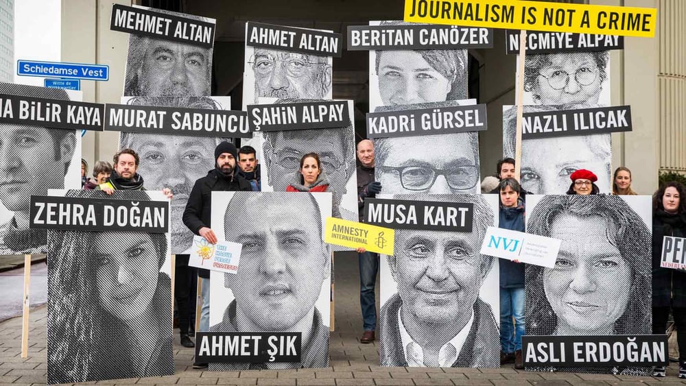 Aktivistinnen und Aktivisten demonstrieren vor dem türkischen Konsulat in Rotterdam für Meinungsfreiheit: © Amnesty International / Marieke Wijntjes)