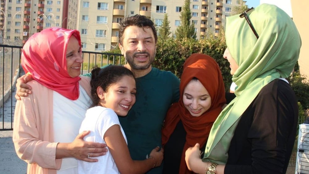 Taner Kılıç umarmt seine Familie nach der Entlassung aus der Untersuchungshaft am 15. August 2018. © Amnesty International