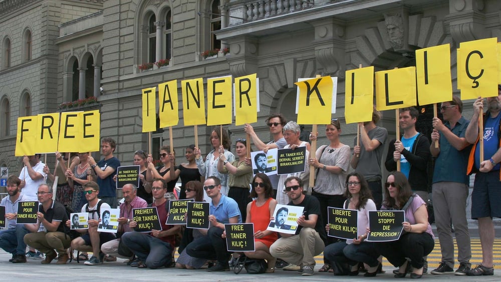 Auch vor dem Bundeshaus in Bern wurde die sofortige Freilassung von Taner Kiliç gefordert. © Amnesty Schweiz