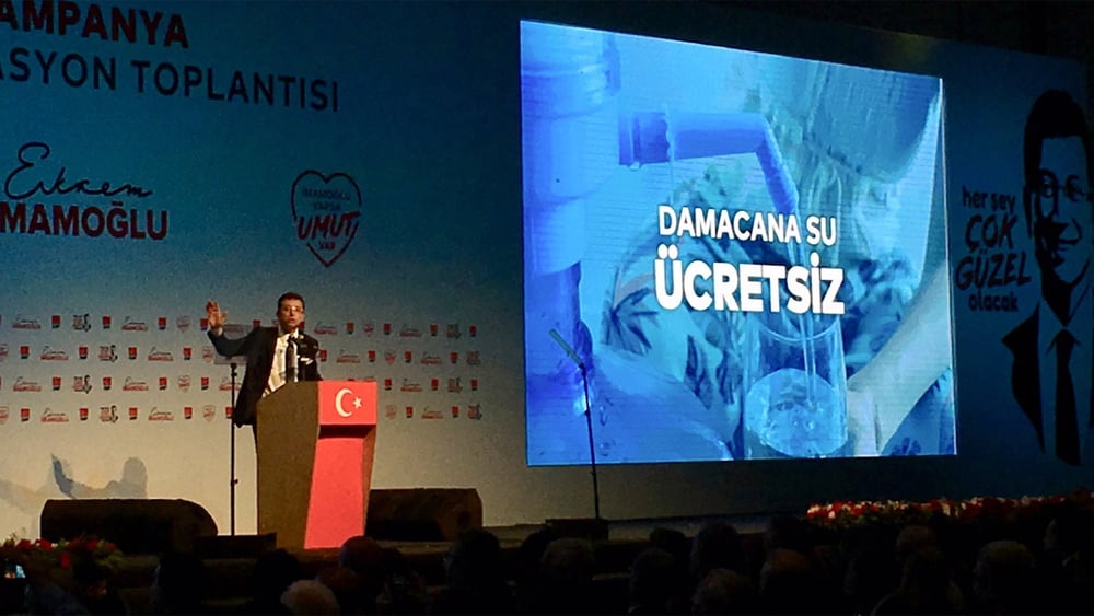 Istanbuls Bürgermeister Ekrem İmamoğlu an einer Wahlveranstaltung 2019 © Mark Lowen / Wikimedia Commons