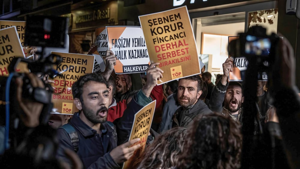 26. Oktober 2022, Istanbul, Türkei: Demonstrant*innen protestieren gegen die Verhaftung von Şebnem Korur Fincancı. © xOnurxDogmanx via Imago