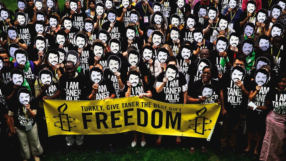 Mitglieder von Amnesty fordern die Freilassung von Taner Kılıç, dem ehemaligen Präsident von Amnesty Türkei, sowie der zehn weiteren angeklagten MenschenrechtsverteidigerInnen.© AI Polen / Szymon Stepniak