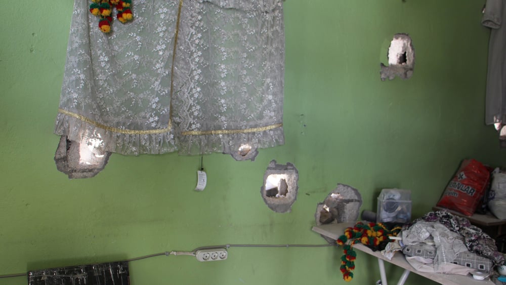 Durchschüsse schwerer Waffen in einem Wohnzimmer in Cizre, September 2015. © Amnesty International
