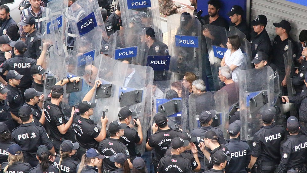 Polizei verhindert das Verlesen eines Statements, das die «Operation Friedensfrühling» kritisiert. Diyarbakır, 20 Oktober 2019 © Bilal Güldem, Mesopotamia Agency