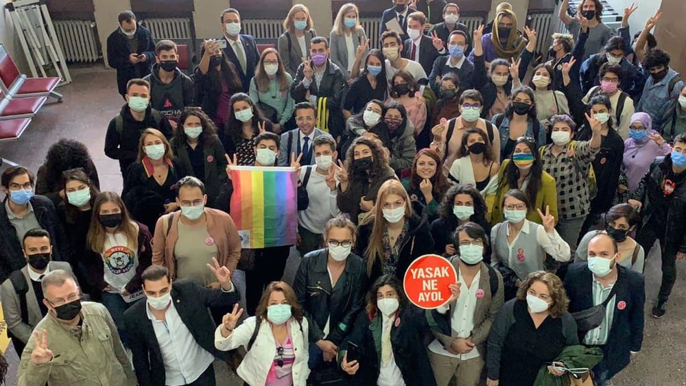 Die Angeklagten, die mehr als zweieinhalb Jahren auf ihren Prozess warten mussten, freuen sich über die Freisprüche. © Amnesty International