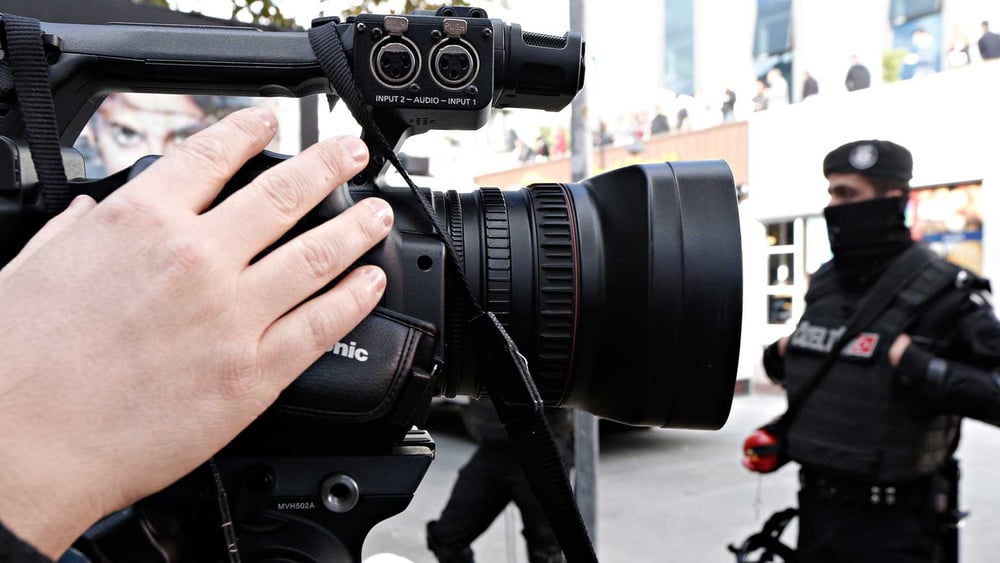Bereitschaftspolizisten hindern Demonstranten und Demonstrantinnen am Protest vor einem Medienunternehmen, das die Regierung kritisiert hatte und deshalb geschlossen werden sollte. Istanbul, 2015. ©  Durch Alexandros Michailidis / shutterstock.com