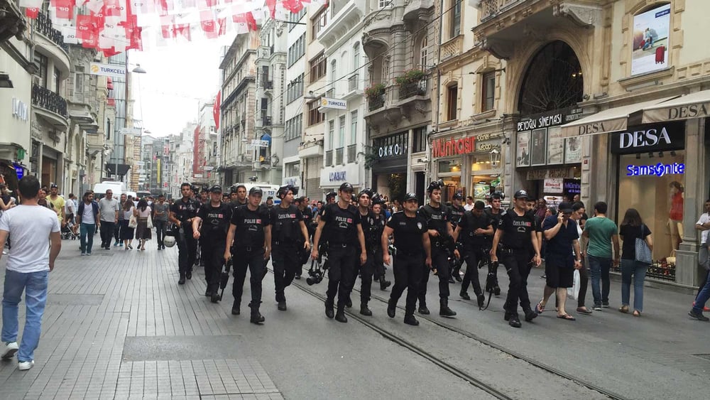 Schon länger wird gegen NGOs, ihre Mitarbeitenden und AktivistInnen hart vorgegangen, so auch gegen LGBT-Aktivisten und Organisationen (Juni 2016). © Amnesty International