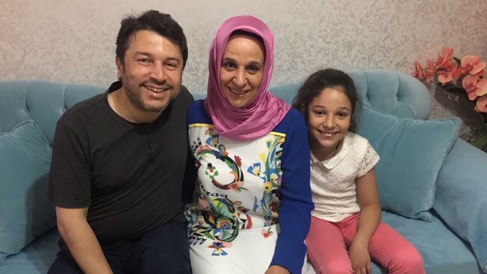 Seit einem halben Jahr von seiner Familie getrennt: Taner Kiliç, Präsident von Amnesty Türkei, mit Frau und Tochter. © Amnesty International