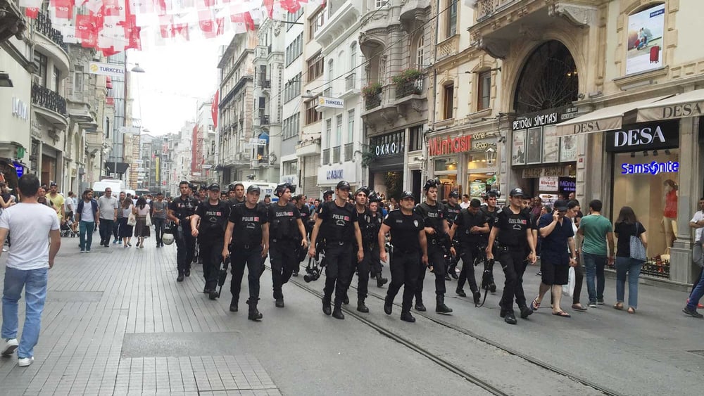 Demonstrationen und Pride-Marches wie hier in Istanbul geraten in der Türkei zunehmend unter Druck. © Begum Basdas