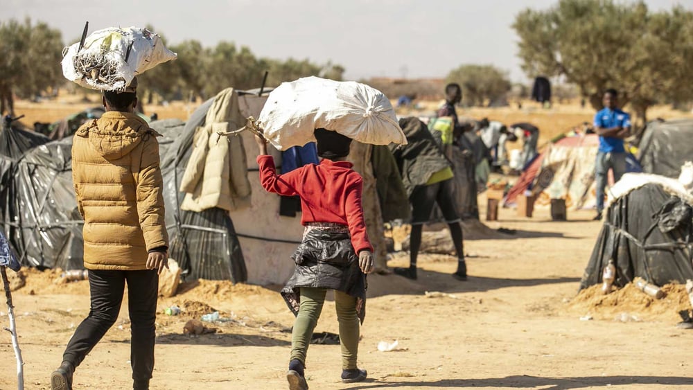 Afrikanische Migrant*innen leben in provisorischen Zelten auf einem Feld, nachdem sie in Tunesien angekommen sind. Sfax, Tunesien, 31. Januar 2024 © IMAGO / Anadolu Agency