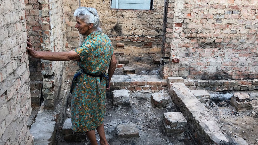 Hanna Selivon in ihrem zerstörten Haus in Tschernihiw, Juli 2022 © Amnesty International