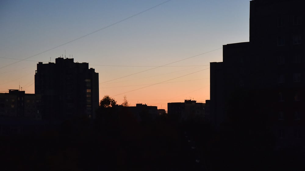 Wohnhäuser in Lwiw, die vom Strom abgeschnitten sind © 2022 SOPA Images