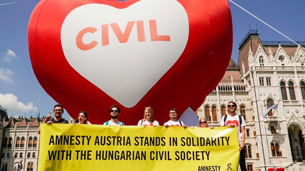 Amnesty-Protestaktion vor dem ungarischen Parlament in Budapest am 4. Juni 2018 © Amnesty International
