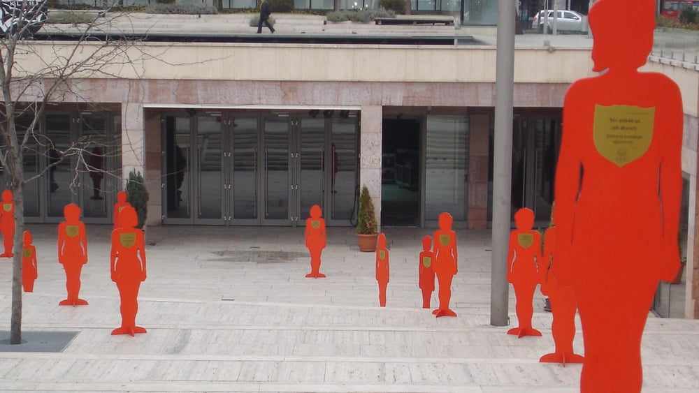 Gewalt gegen Frauen und Mädchen muss als gesellschaftliches Problem erkannt werden. Aktion «Silent Witness», Budapest 2006. © Amnesty International